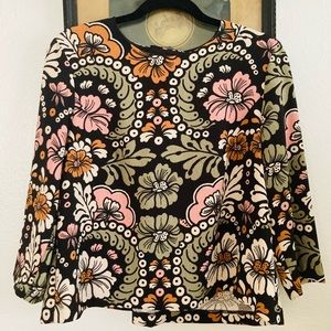 Adorable retro-style H&M floral top! 🖤
